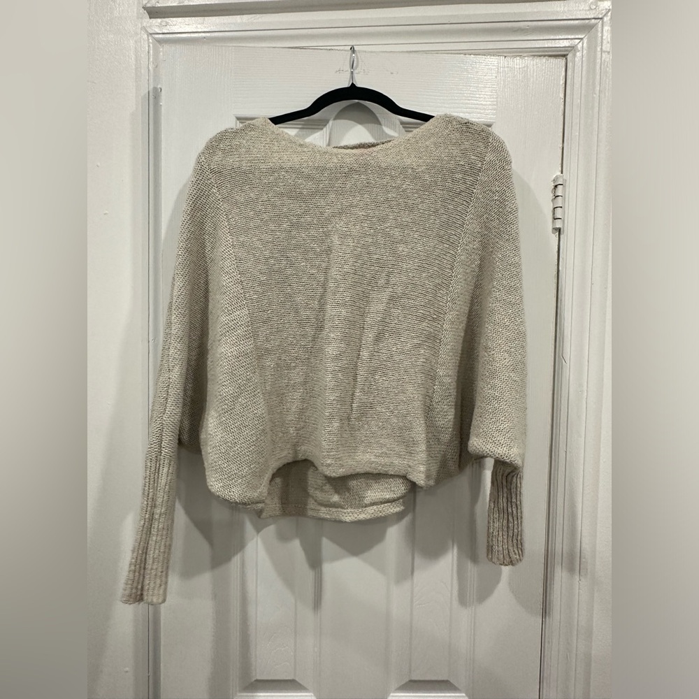 Cropped sweater with tight sleeves and large body